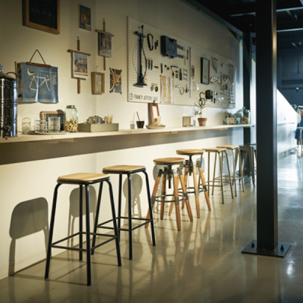 東谷 ハイスツール シルバー PC-67SV｜うさマートジャパンサービス株式