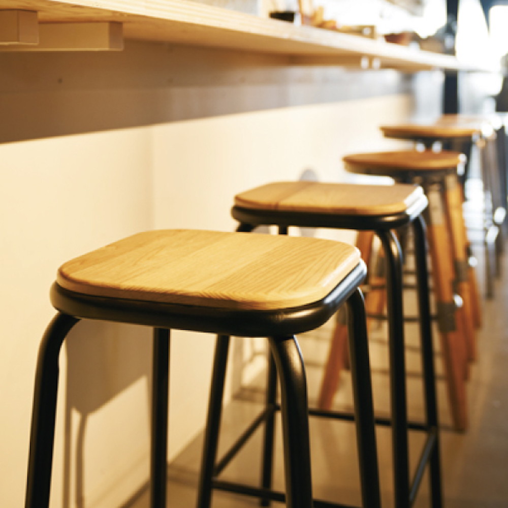 東谷 ハイスツール シルバー PC-67SV｜うさマートジャパンサービス株式