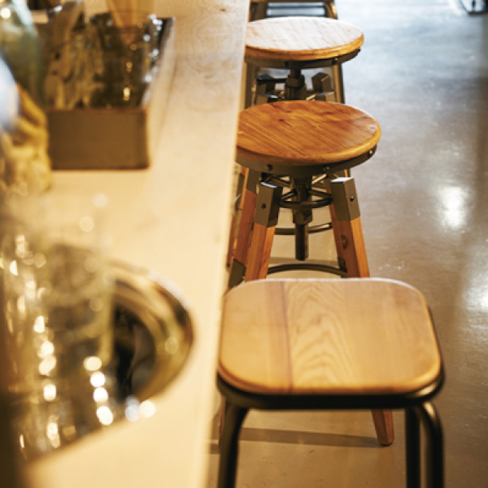 東谷 ハイスツール シルバー PC-67SV｜うさマートジャパンサービス株式